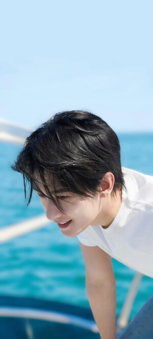 杨洋壁纸｜海边明媚少年氛围感