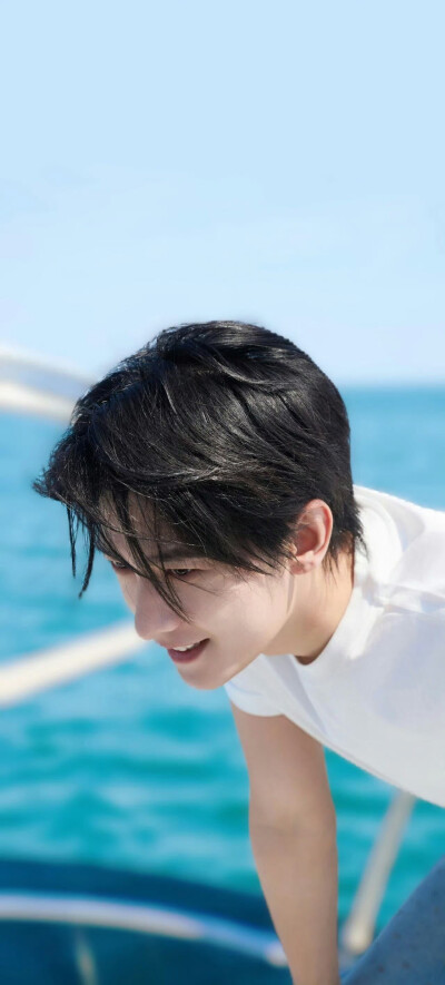 杨洋壁纸｜海边明媚少年氛围感