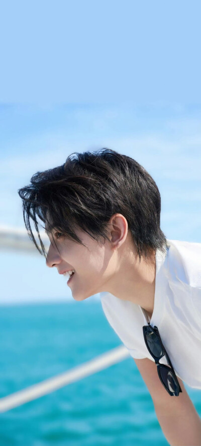 杨洋壁纸｜海边明媚少年氛围感