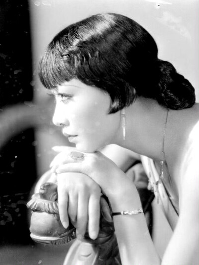 1931年，黄柳霜在《龙女》中。 ​​​