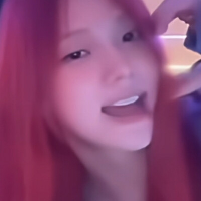  姐姐，又跟谁聊了？你怎么老是这样，你到底有没有想过我的感受？你跟别人聊天的时候有想过我吗？你难道不知道我一直在等你吗？我早就知道你会这样，都是你把我逼成了这样。我好恨你，但我又最爱你了。你到底想让我…