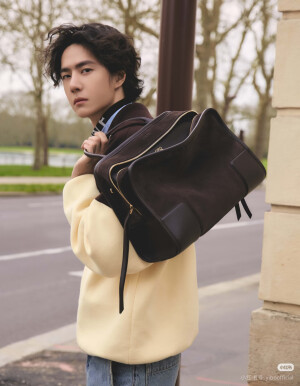 LOEWE罗意威：
坐标巴黎。LOEWE罗意威全球品牌代言人@王一博·YIBO 身着2026早秋系列搭配Amazona 180手袋及Grip鞋款漫步花都。
#罗意威2026早秋系列# 即将登陆精品店。敬请前往，探索更多。
#罗意威amazona# ​​​