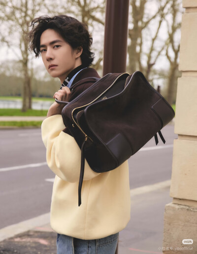 LOEWE罗意威：
坐标巴黎。LOEWE罗意威全球品牌代言人@王一博·YIBO 身着2026早秋系列搭配Amazona 180手袋及Grip鞋款漫步花都。
#罗意威2026早秋系列# 即将登陆精品店。敬请前往，探索更多。
#罗意威amazona# ​​​