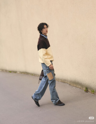 LOEWE罗意威：
坐标巴黎。LOEWE罗意威全球品牌代言人@王一博·YIBO 身着2026早秋系列搭配Amazona 180手袋及Grip鞋款漫步花都。
#罗意威2026早秋系列# 即将登陆精品店。敬请前往，探索更多。
#罗意威amazona# ​​​