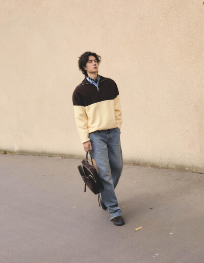 LOEWE罗意威：
坐标巴黎。LOEWE罗意威全球品牌代言人@王一博·YIBO 身着2026早秋系列搭配Amazona 180手袋及Grip鞋款漫步花都。
#罗意威2026早秋系列# 即将登陆精品店。敬请前往，探索更多。
#罗意威amazona# ​​​