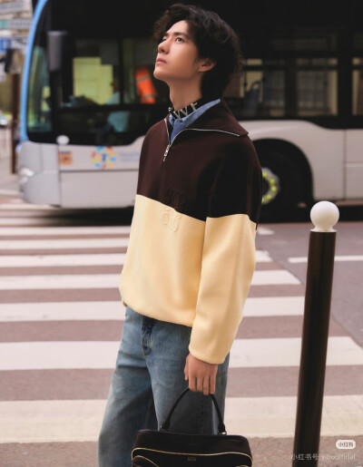 LOEWE罗意威：
坐标巴黎。LOEWE罗意威全球品牌代言人@王一博·YIBO 身着2026早秋系列搭配Amazona 180手袋及Grip鞋款漫步花都。
#罗意威2026早秋系列# 即将登陆精品店。敬请前往，探索更多。
#罗意威amazona# ​​​