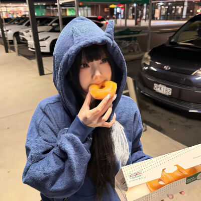 即使有一天我握住了全世界 我也只想牵紧你的手