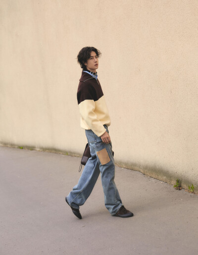 LOEWE罗意威：
坐标巴黎。LOEWE罗意威全球品牌代言人@王一博·YIBO 身着2026早秋系列搭配Amazona 180手袋及Grip鞋款漫步花都。
#罗意威2026早秋系列# 即将登陆精品店。敬请前往，探索更多。
#罗意威amazona# ​​​