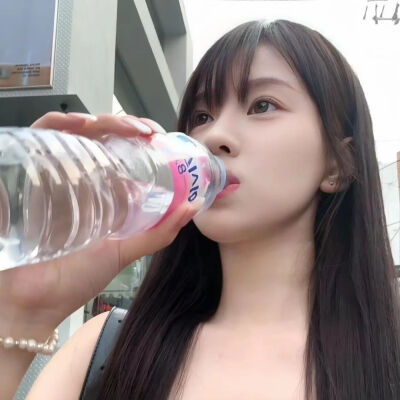 即使有一天我握住了全世界 我也只想牵紧你的手