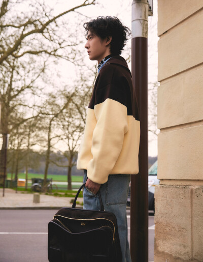 LOEWE罗意威：
坐标巴黎。LOEWE罗意威全球品牌代言人@王一博·YIBO 身着2026早秋系列搭配Amazona 180手袋及Grip鞋款漫步花都。
#罗意威2026早秋系列# 即将登陆精品店。敬请前往，探索更多。
#罗意威amazona# ​​​