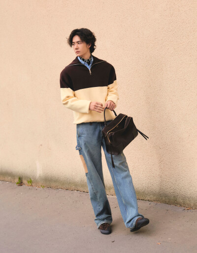 LOEWE罗意威：
坐标巴黎。LOEWE罗意威全球品牌代言人@王一博·YIBO 身着2026早秋系列搭配Amazona 180手袋及Grip鞋款漫步花都。
#罗意威2026早秋系列# 即将登陆精品店。敬请前往，探索更多。
#罗意威amazona# ​​​