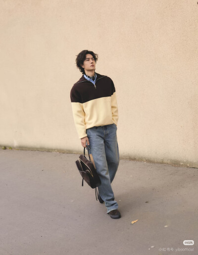 LOEWE罗意威：
坐标巴黎。LOEWE罗意威全球品牌代言人@王一博·YIBO 身着2026早秋系列搭配Amazona 180手袋及Grip鞋款漫步花都。
#罗意威2026早秋系列# 即将登陆精品店。敬请前往，探索更多。
#罗意威amazona# ​​​