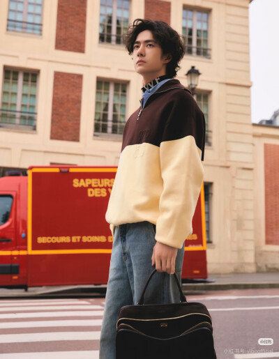 LOEWE罗意威：
坐标巴黎。LOEWE罗意威全球品牌代言人@王一博·YIBO 身着2026早秋系列搭配Amazona 180手袋及Grip鞋款漫步花都。
#罗意威2026早秋系列# 即将登陆精品店。敬请前往，探索更多。
#罗意威amazona# ​​​
