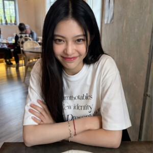 女