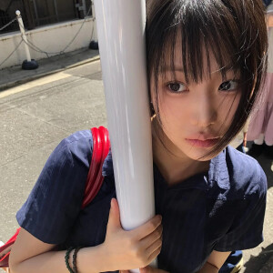 女