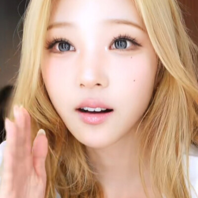 对面的女孩看过来