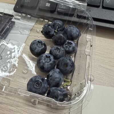晚自习两个同学拿过来让我别嫌弃，我问为什么，她们说是她们吃剩下的，我想说……谢谢你们还记得我……