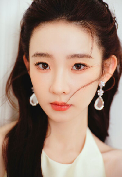 张艺凡