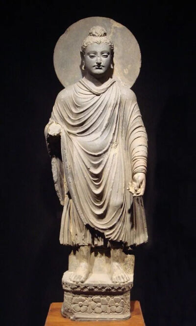 《如来立像》
2至3世纪贵霜王朝
石材，111.2cm
东京国立博物馆

