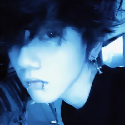 一张，很男鬼的，鹿晗，但是上头真的帅晕了我mp一直在用，本来想私藏的但是按捺不住了！
