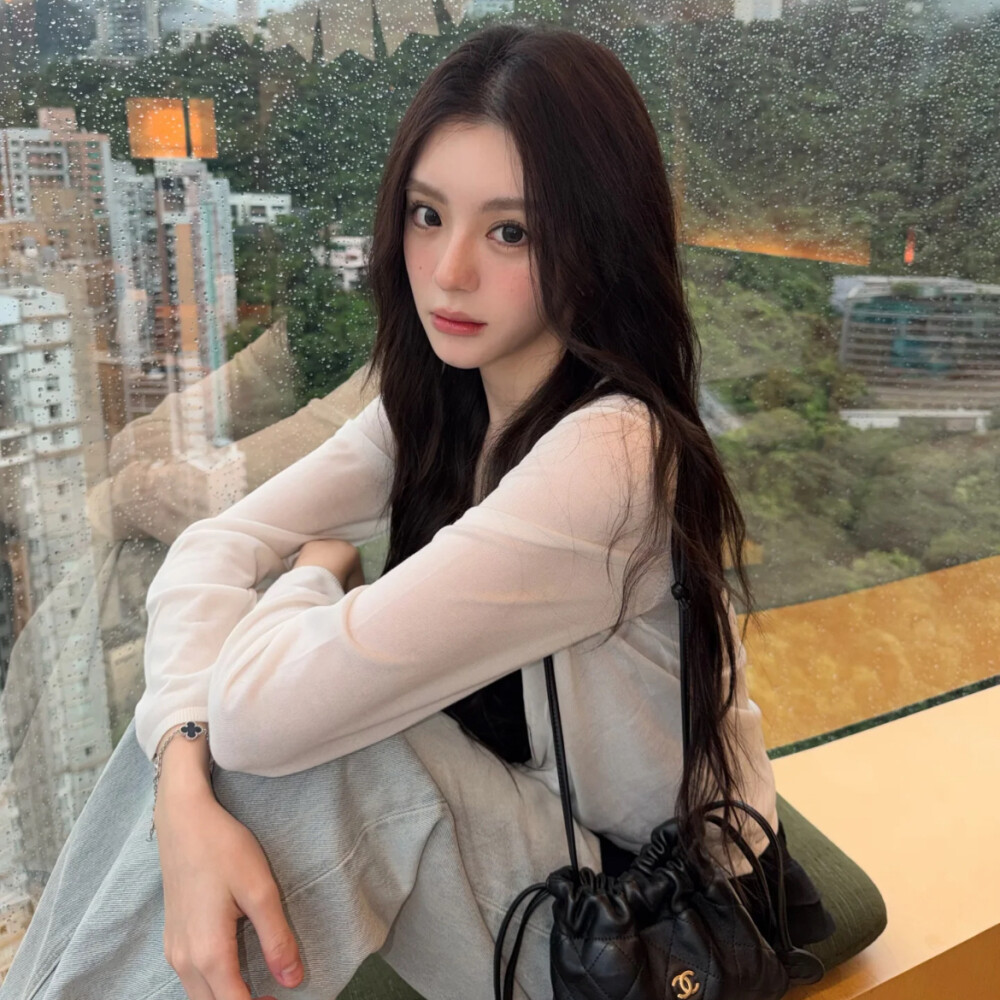 女