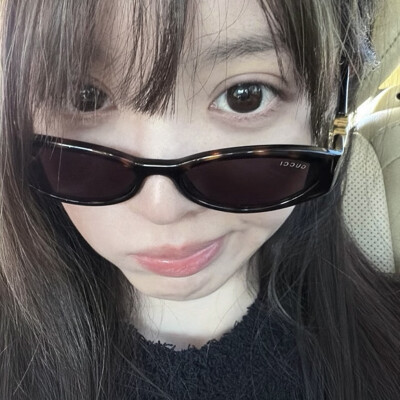 墨镜女孩你好呀