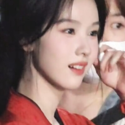 树上悠然一尾小红鱼