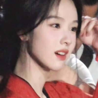 树上悠然一尾小红鱼