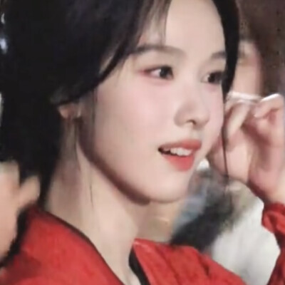 树上悠然一尾小红鱼