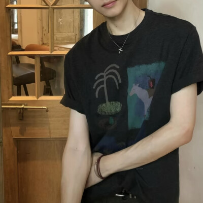 头像丨男头 缘分本就稀薄寡淡
