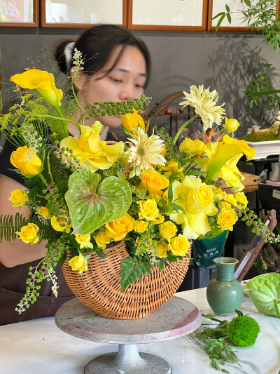 夏来无事，只为花忙。
夏季跟着五月离开的脚步而来，几个节日欢欢腾腾过去，即将进入淡季。
每一天，店里的花艺师们在一桶桶切花中忙碌穿梭，剪花、绑花、插花、沟通、配送。匆忙间隙里，清晰地感知到很多细微的美与…