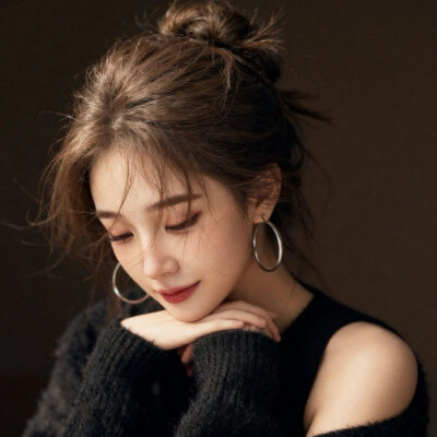 记忆的梗上，谁不有两三朵娉婷，披着情绪的花