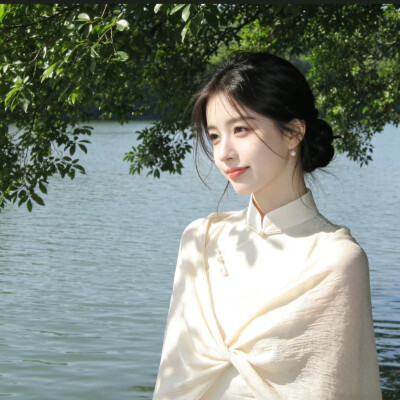 记忆的梗上，谁不有两三朵娉婷，披着情绪的花