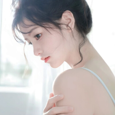 记忆的梗上，谁不有两三朵娉婷，披着情绪的花