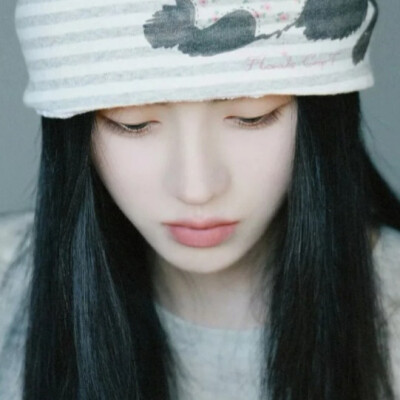 美人垂眸如画