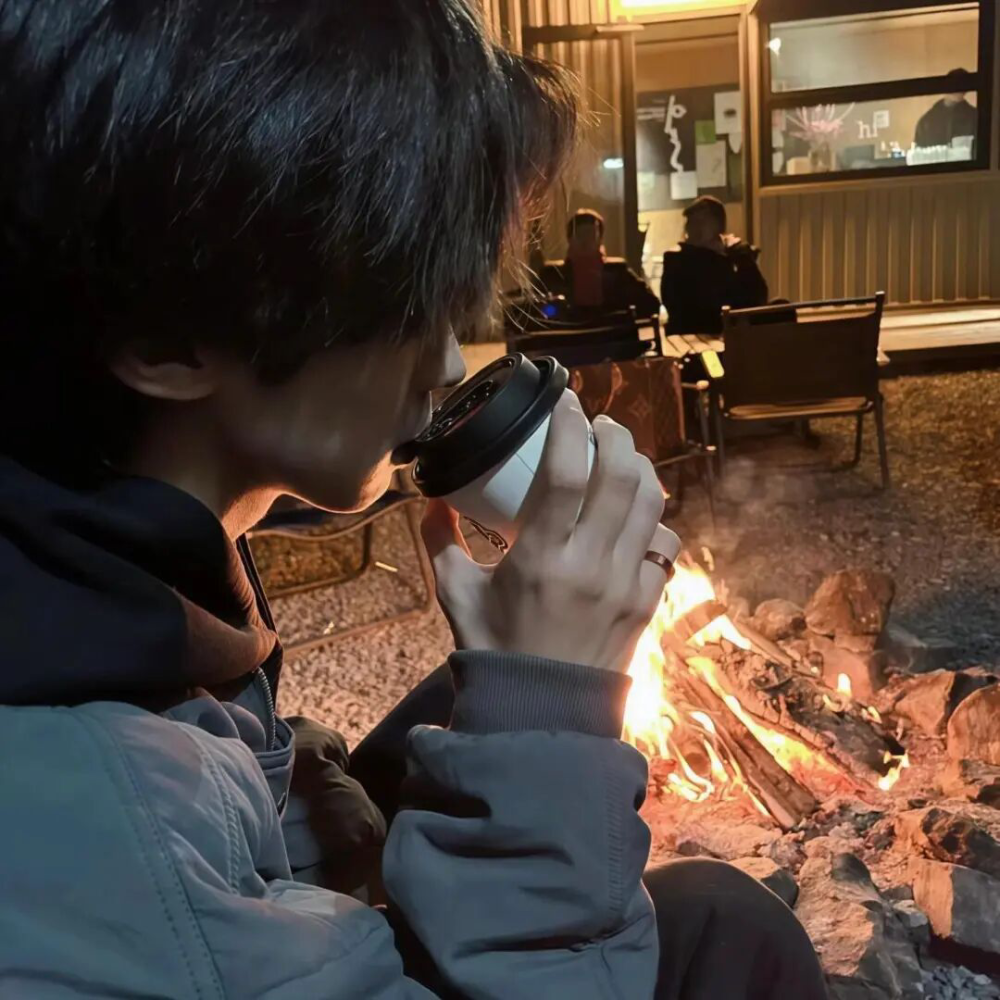 头像丨男头 用宏大的世界稀释痛苦用微小的事情感知幸福