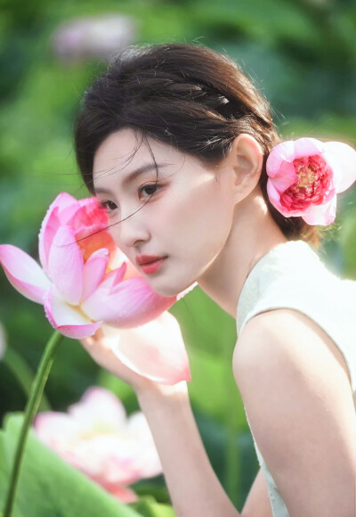 江南可采莲，莲叶何田田。