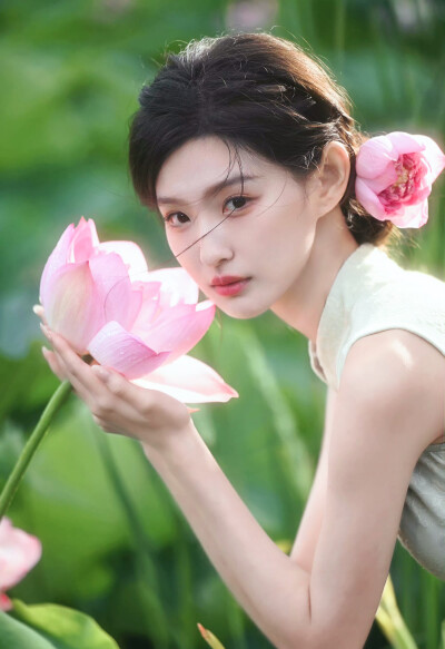 江南可采莲，莲叶何田田。