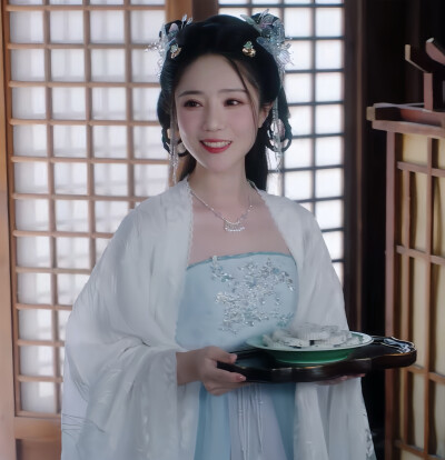 迟迟春欲晚