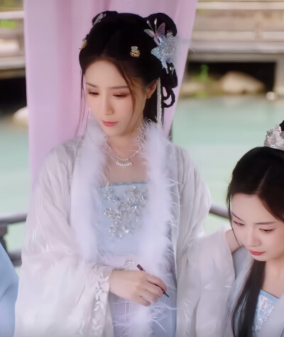 迟迟春欲晚