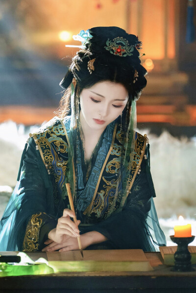 金殿旧梦，帝王他蓄谋已久 冷巴∣沈晚意
