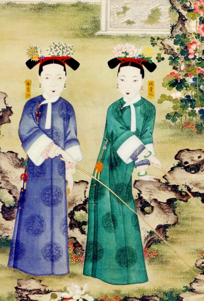 春贵人（左侧女性）手上戴有金指甲套
清《玫贵妃春贵人行乐图轴〉
（经笔者裁剪为局部）
纸本设色，纵169cm，横90cm
北京故宫博物院
