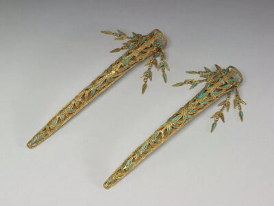 清铜镀金累丝点翠竹叶纹流苏指甲套
长12cm、径1.4cm
台北故宫博物院
