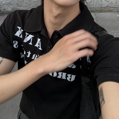 头像丨男头 我很需要你的陪伴