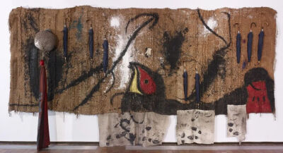 Joan Miró，Sobreteixim with Eight Umbrellas，1973年，丙烯与现成物，置于由Josep Royo手工编织的 Sobreteixim 织物上，312 × 593 × 40 厘米，米罗基金会馆藏作品 ©Successió Miró, 2026