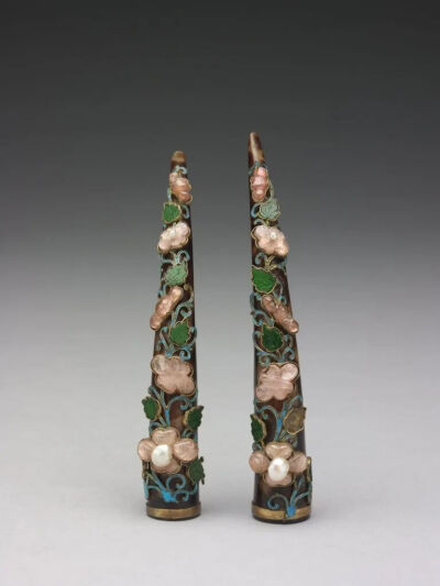 清玳瑁嵌珠宝花卉指甲套
长10cm、径1.5cm
台北故宫博物院
