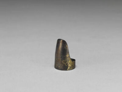 清银鎏金指甲套
长3cm、径1.6cm
台北故宫博物院
