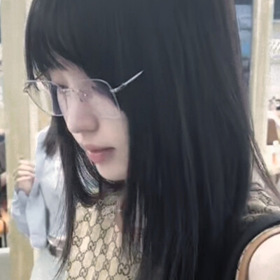 戴上眼镜是姐姐，不戴眼镜是妹妹