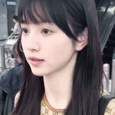 戴上眼镜是姐姐，不戴眼镜是妹妹