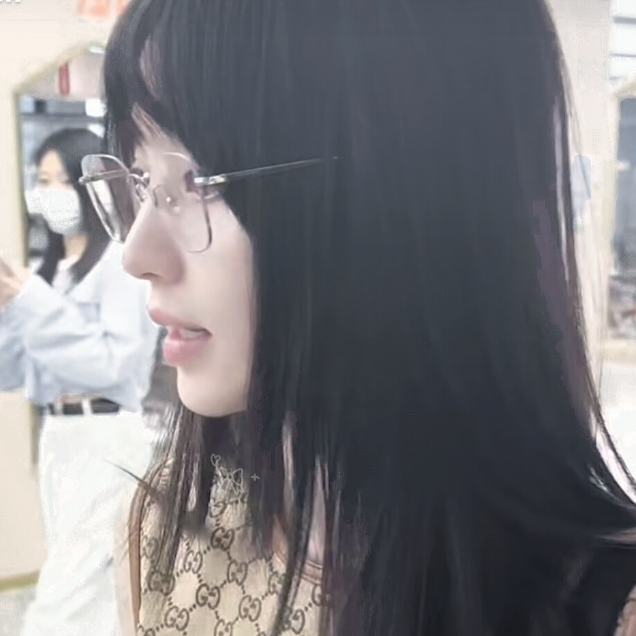 戴上眼镜是姐姐，不戴眼镜是妹妹